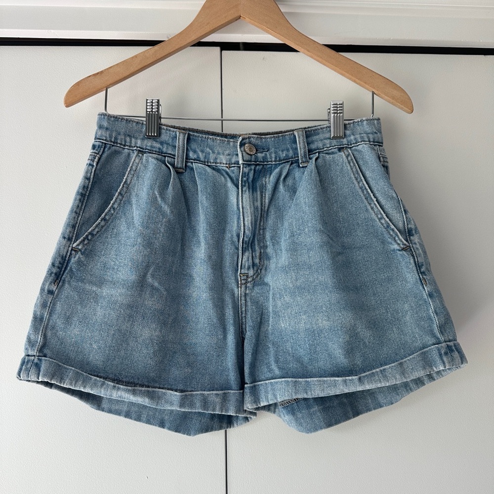 American Eagle Pleated Classic Blue Mom Jean Shorts - Picture 2 of 6